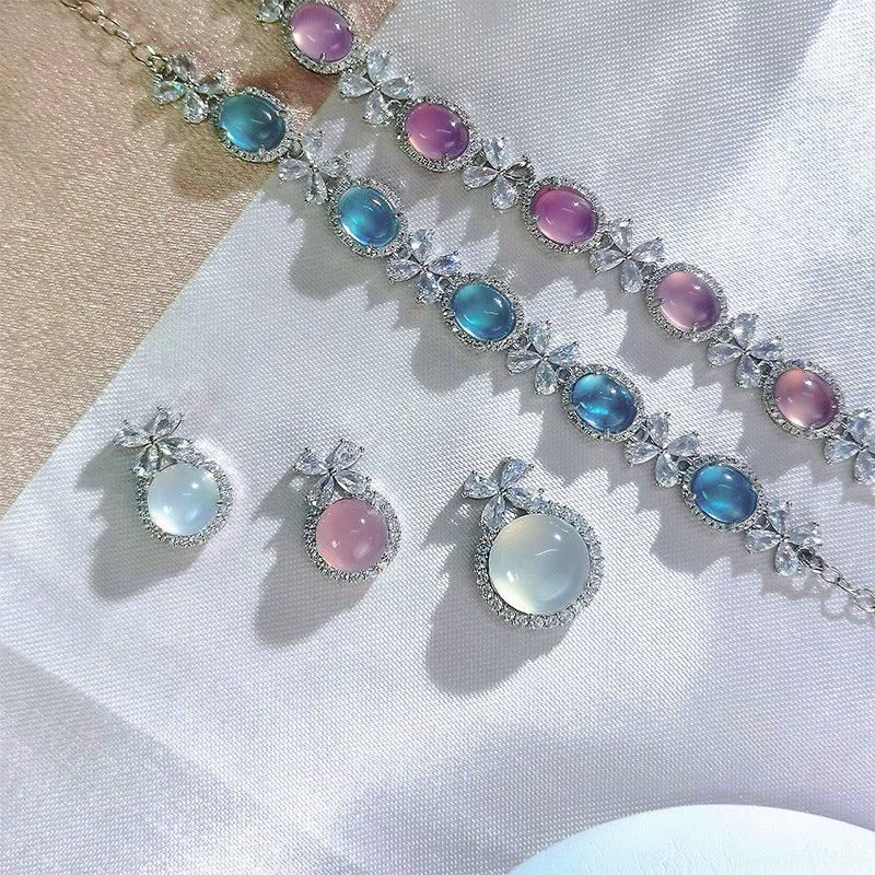 Damen Halskette mit glamourösem Blumenanhänger und funkelnden Kristallen Shop Nory