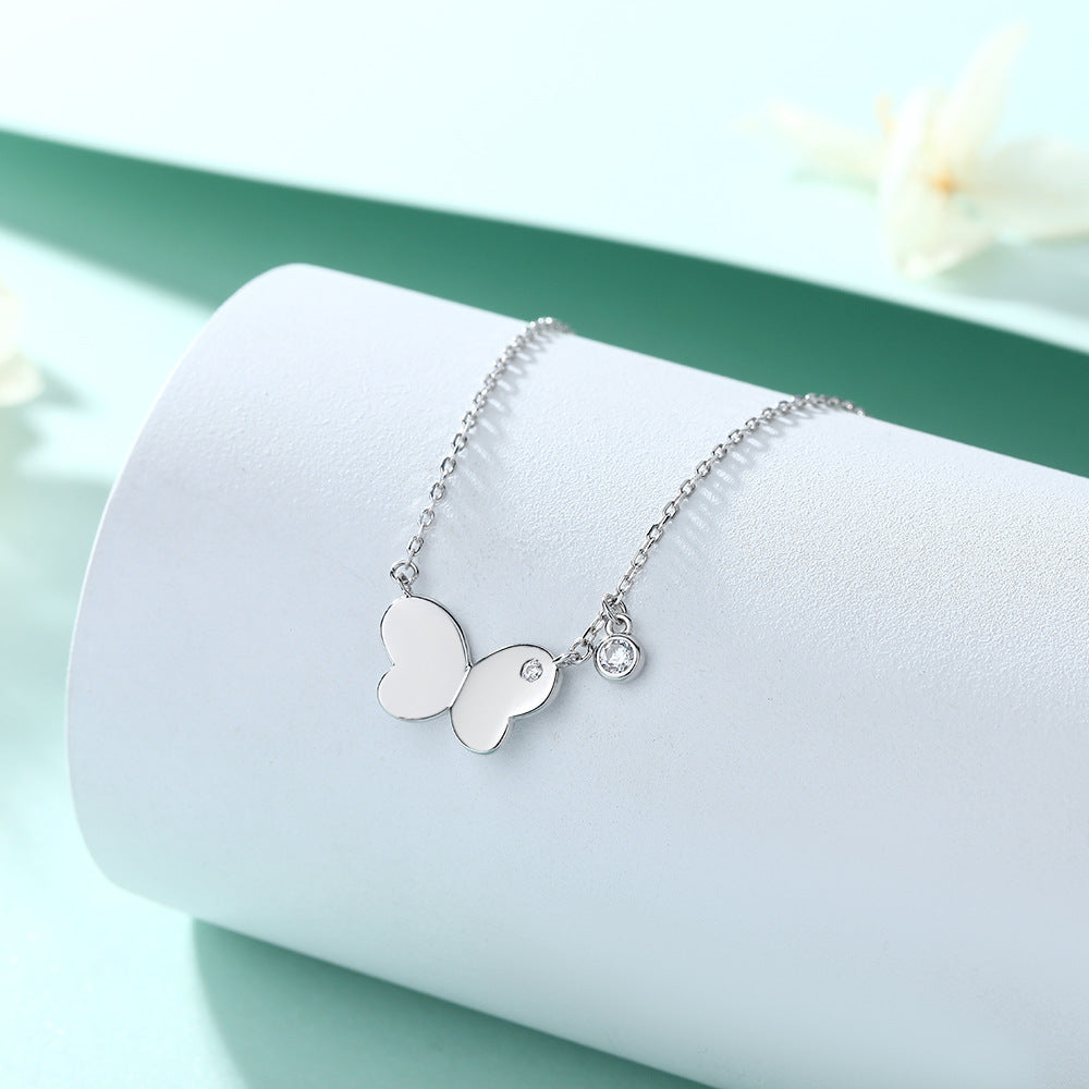Damen Halskette mit filigranem Schmetterlingsdesign und funkelnden Kristallen Shop Nory
