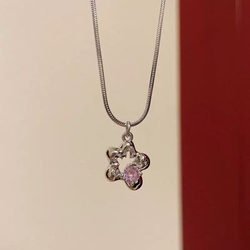 Damen Halskette mit floralem Anhänger und funkelndem Kristall Shop Nory