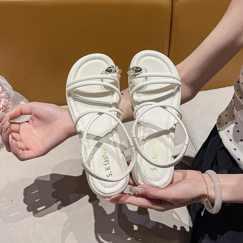 Damen Flache Riemchensandalen mit Zehensteg, elastischem Fersenriemen und Schmuckapplikation Shop Nory