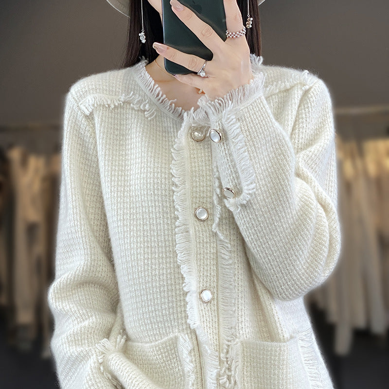 Damen Strickcardigan mit Fransenblende, Perlmuttknopfleiste und aufgesetzten Taschen Shop Nory