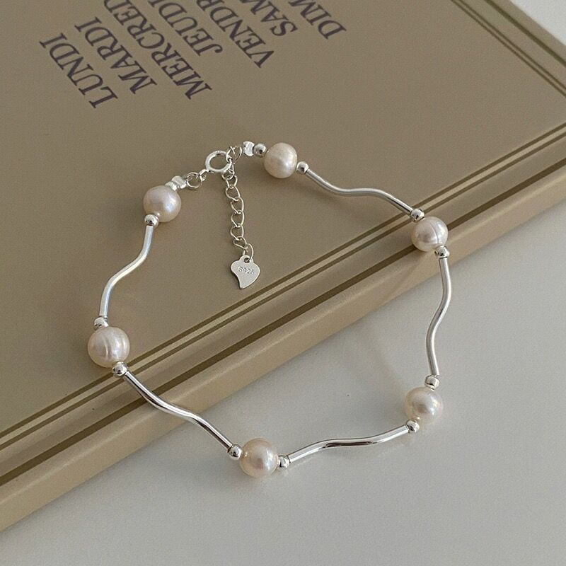 Damen Armband mit geschwungenem Lieferketten-Design und zarten Perlen Shop Nory