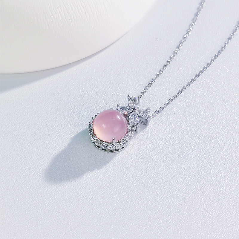 Damen Halskette mit glamourösem Blumenanhänger und funkelnden Kristallen Shop Nory