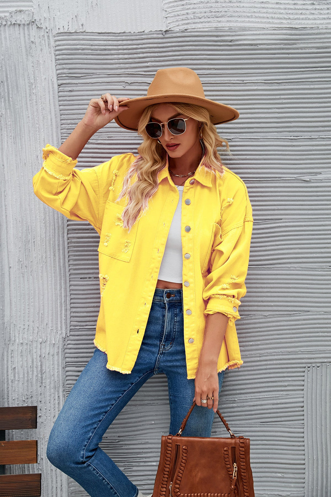 Damen Oversized Denim Jacke mit fransigen Details und Knopfleiste