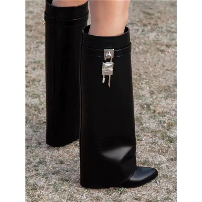 Damen kniehohe Lederstiefel mit geradem Schaft, flacher Sohle und Zierschloss Shop Nory