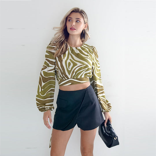 Damen Bauchfreies Wickel-Crop-Top mit Puffärmeln und abstraktem Animal-Print Shop Nory
