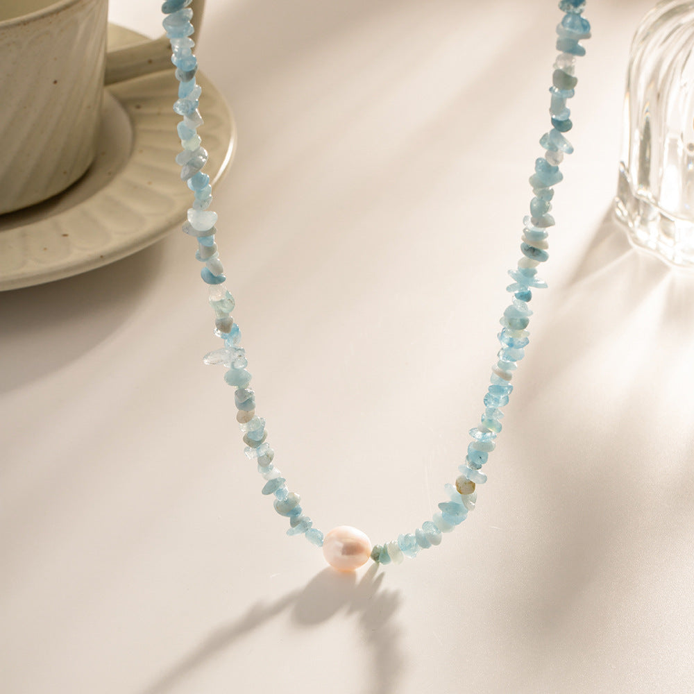 Damen Halskette mit pastelblauen Edelsteinen und einer eleganten Perle Shop Nory