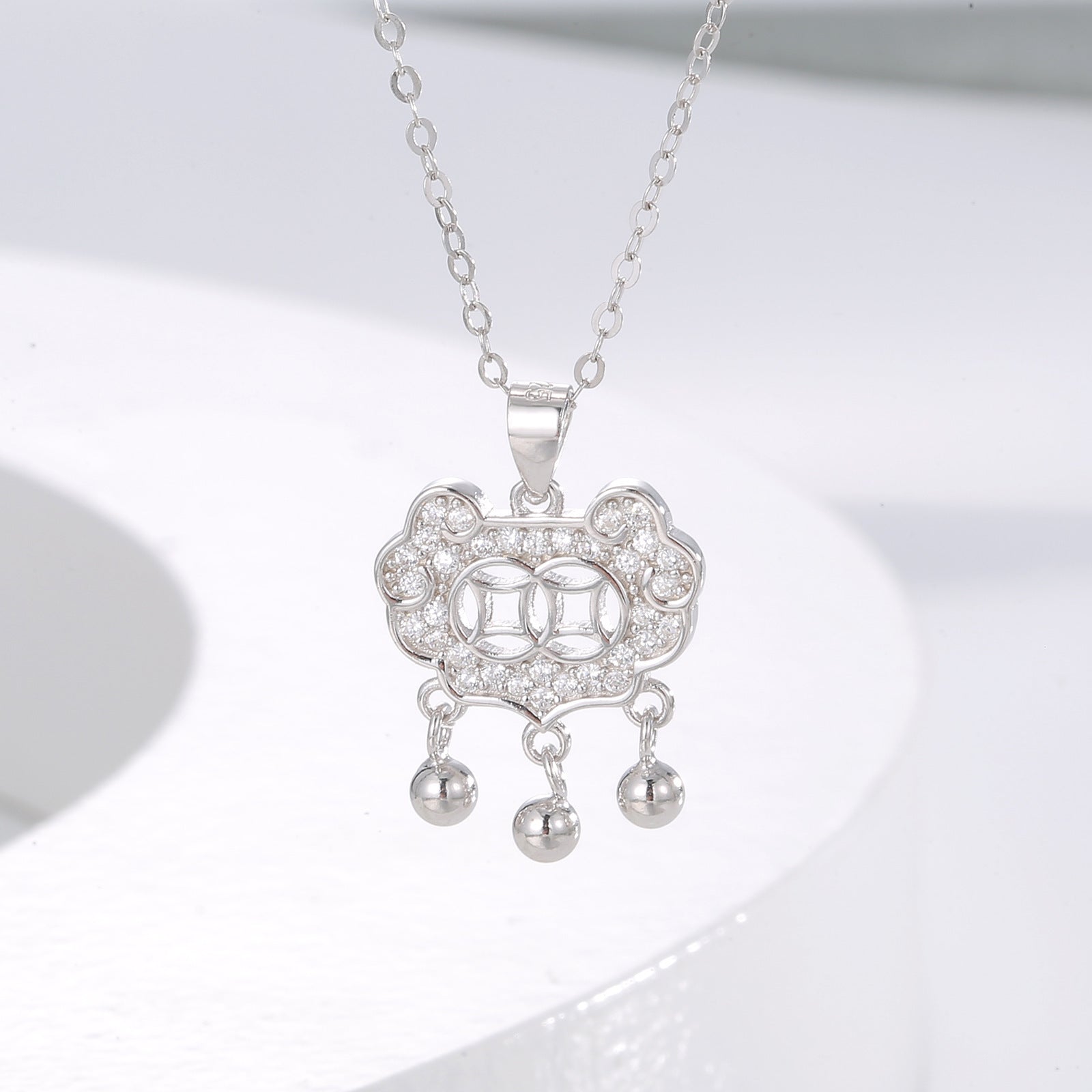 Damen Kette mit kunstvollem Anhänger und eleganten Perlelementen Shop Nory