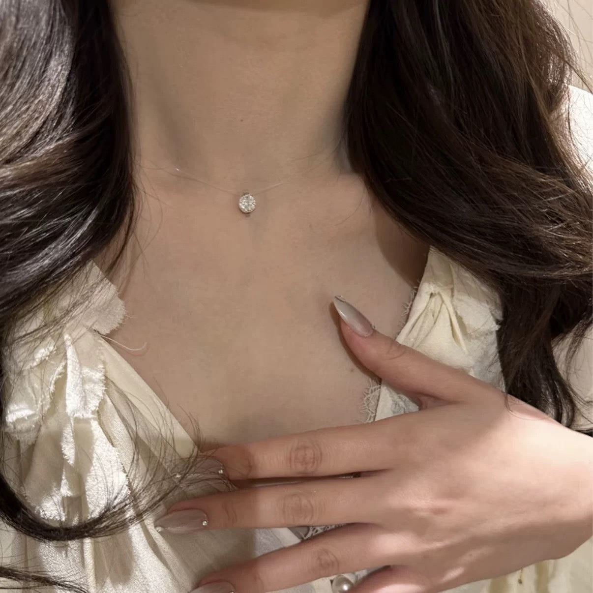 Damen Halskette mit funkelndem Zirkonia-Anhänger und eleganter Silberfaden-Gliederung Shop Nory