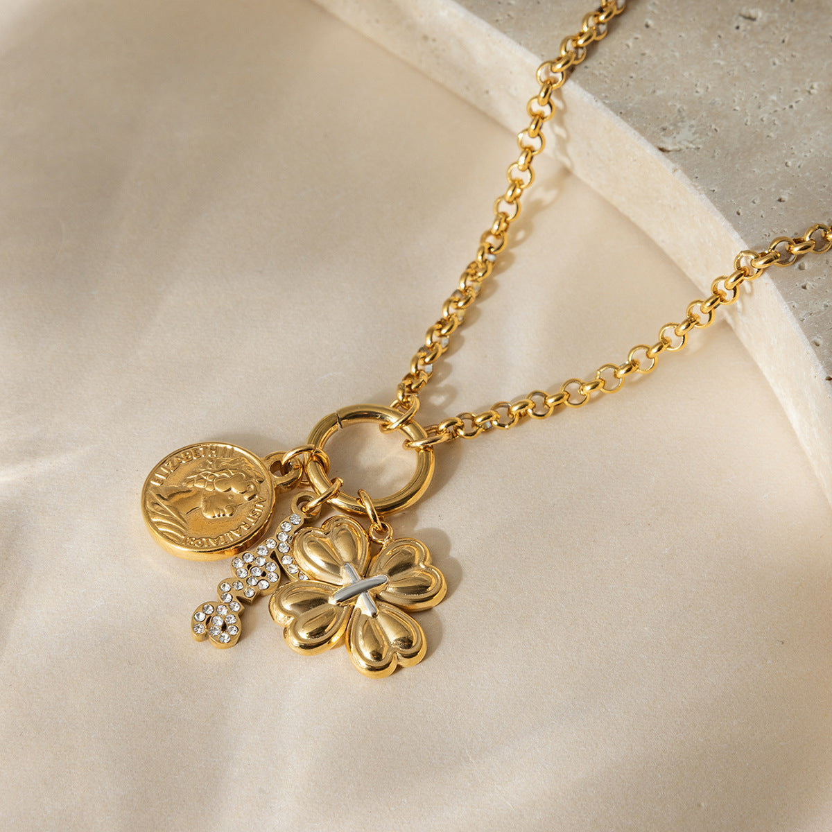 Damen mehrlagige Halskette mit floralem Anhänger und charmanten Details Shop Nory