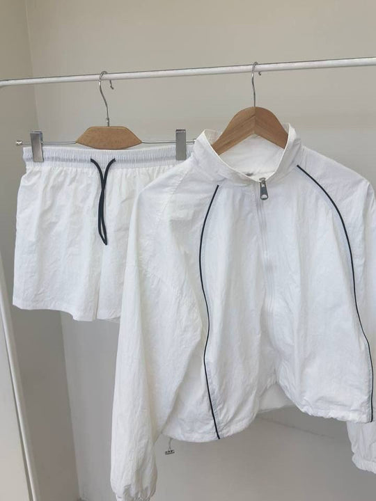 Damen gekürztes Windjacke-Set mit Stehkragen, kontrastierender Paspelierung und elastischer kurzer Freizeit-Hose Shop Nory