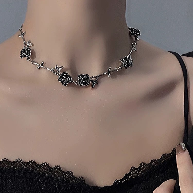Damen Halskette mit stilvollen Rosen- und Laubmotiven Shop Nory