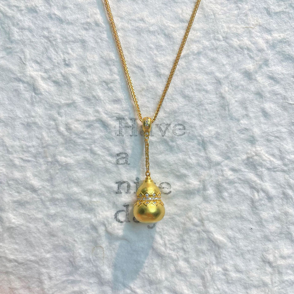 Damen elegante Halskette mit kunstvollem Tropfen-Anhänger und funkelnden Akzenten Shop Nory
