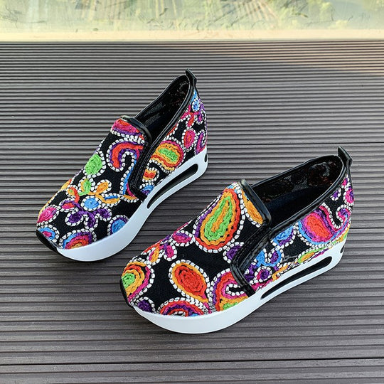 Damen Slip-On Keil-Sneaker mit besticktem Canvas-Obermaterial und luftgepolsterter Plateau-Sohle Shop Nory