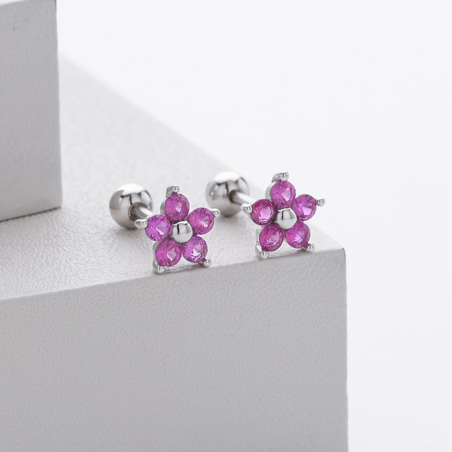 Damen Ohrstecker im floralen Design mit funkelnden Zirkonia Shop Nory