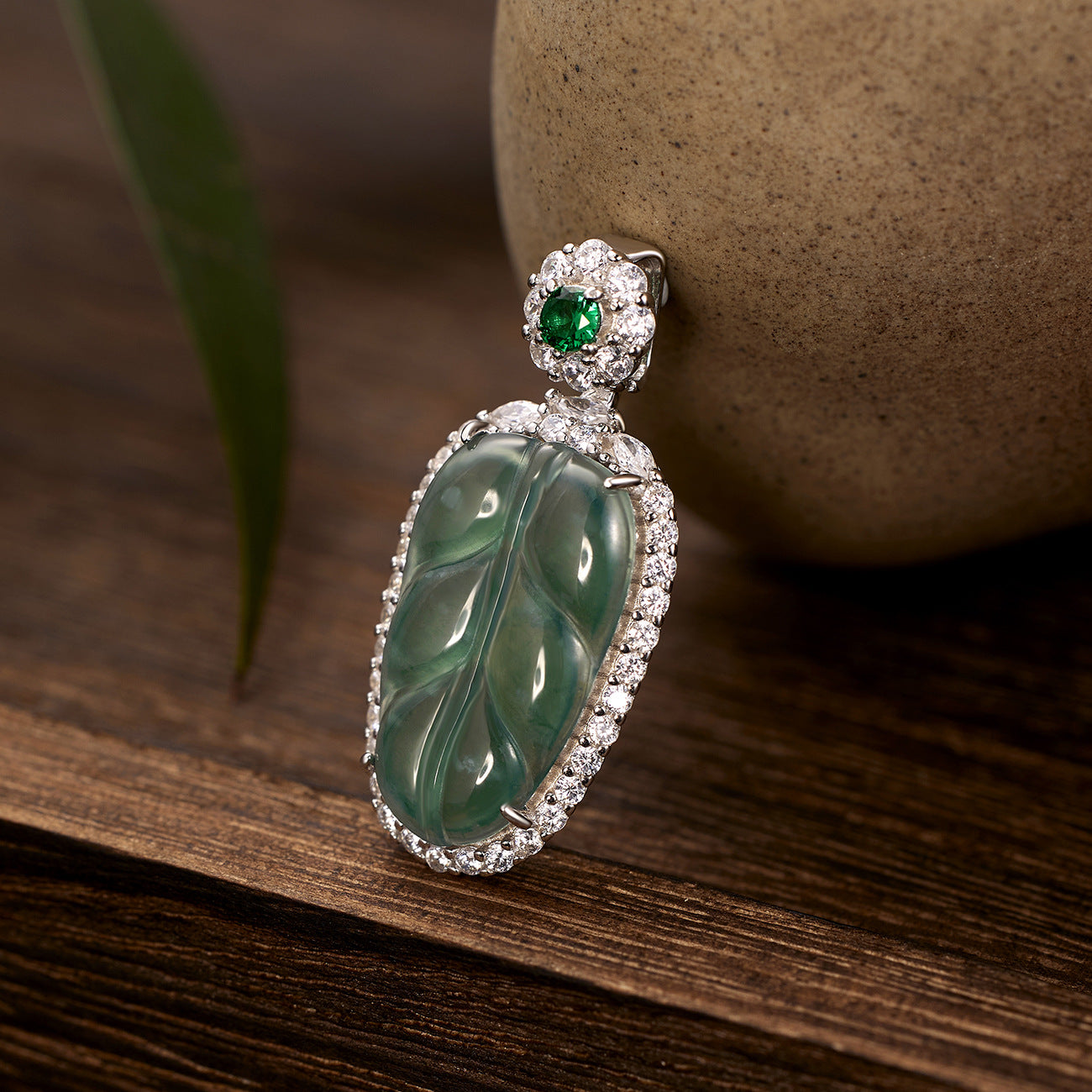 Damen Anhänger mit filigranem Blattdesign aus grünem Jade und funkelnden Zirkonia Shop Nory