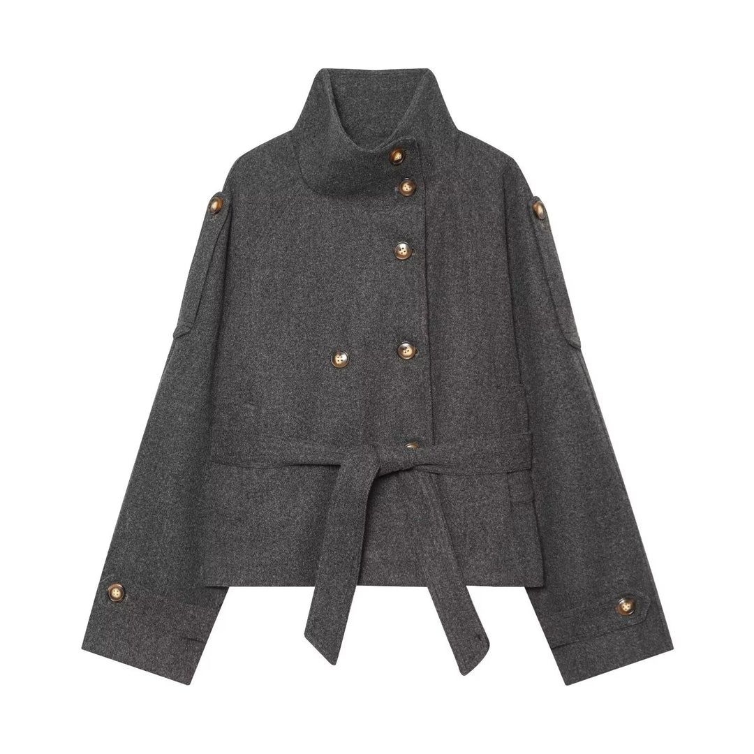 Damen Kurzjacke im Boxy-Cut mit hohem Stehkragen, Taillengürtel und Zierknopfleiste Shop Nory