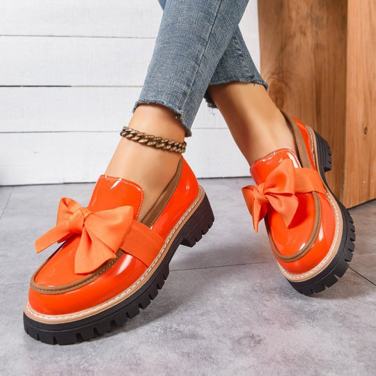 Damen Plateau-Loafer aus Lacklederoptik mit profilierter Gummisohle und Zierschleife Shop Nory