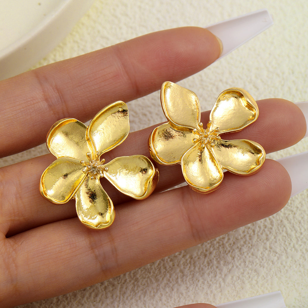 Damen Ohrringe mit kunstvollem Blumenmotiv und glänzender Oberfläche Shop Nory