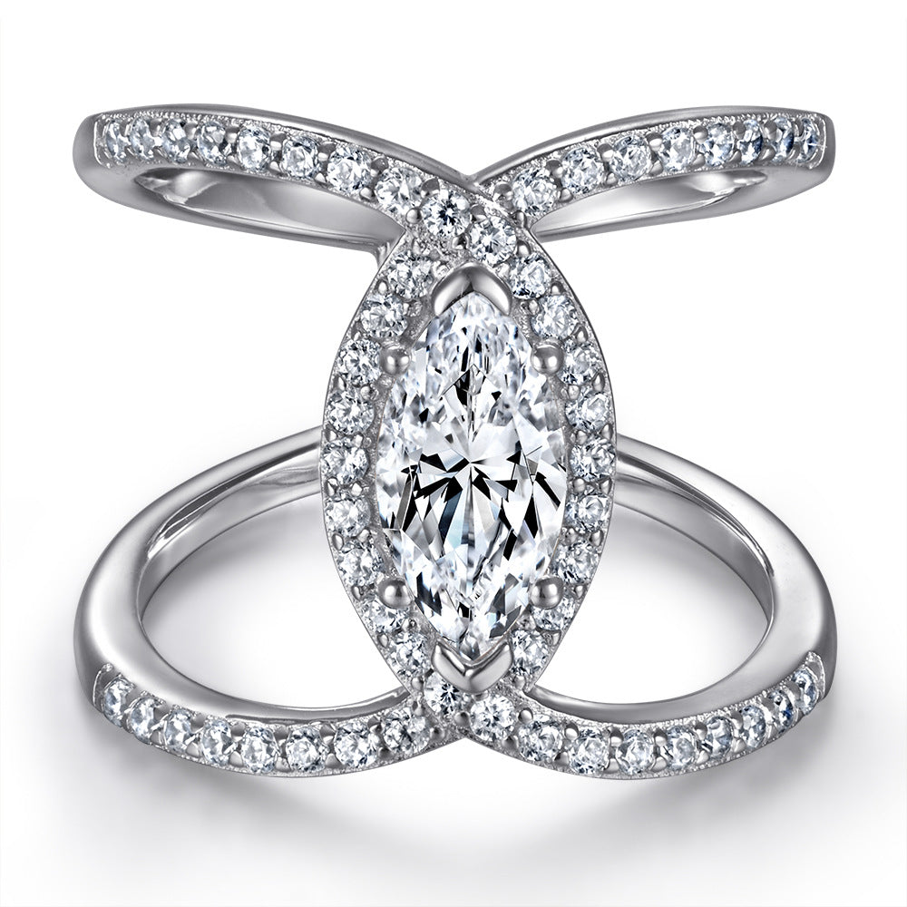 Damen Eleganter und funkelnder Verlobungsring mit ovalem Diamanten Shop Nory