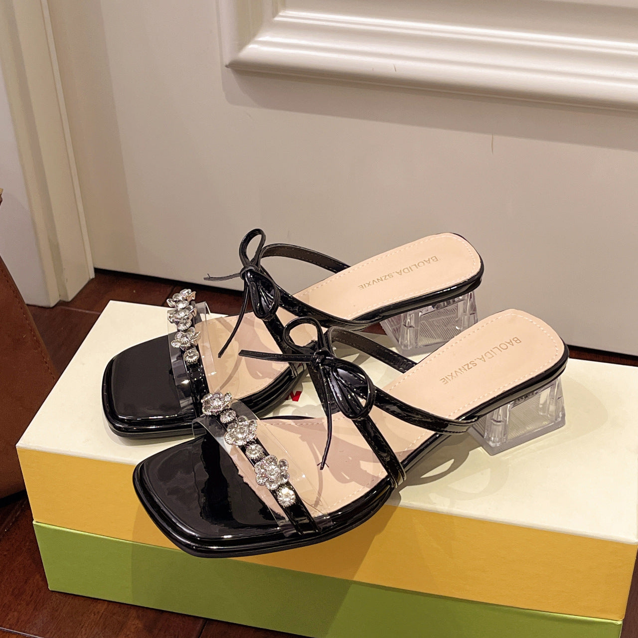 Damen glamouröse Sandalen mit funkelnden Strassdetails und transparentem Blockabsatz