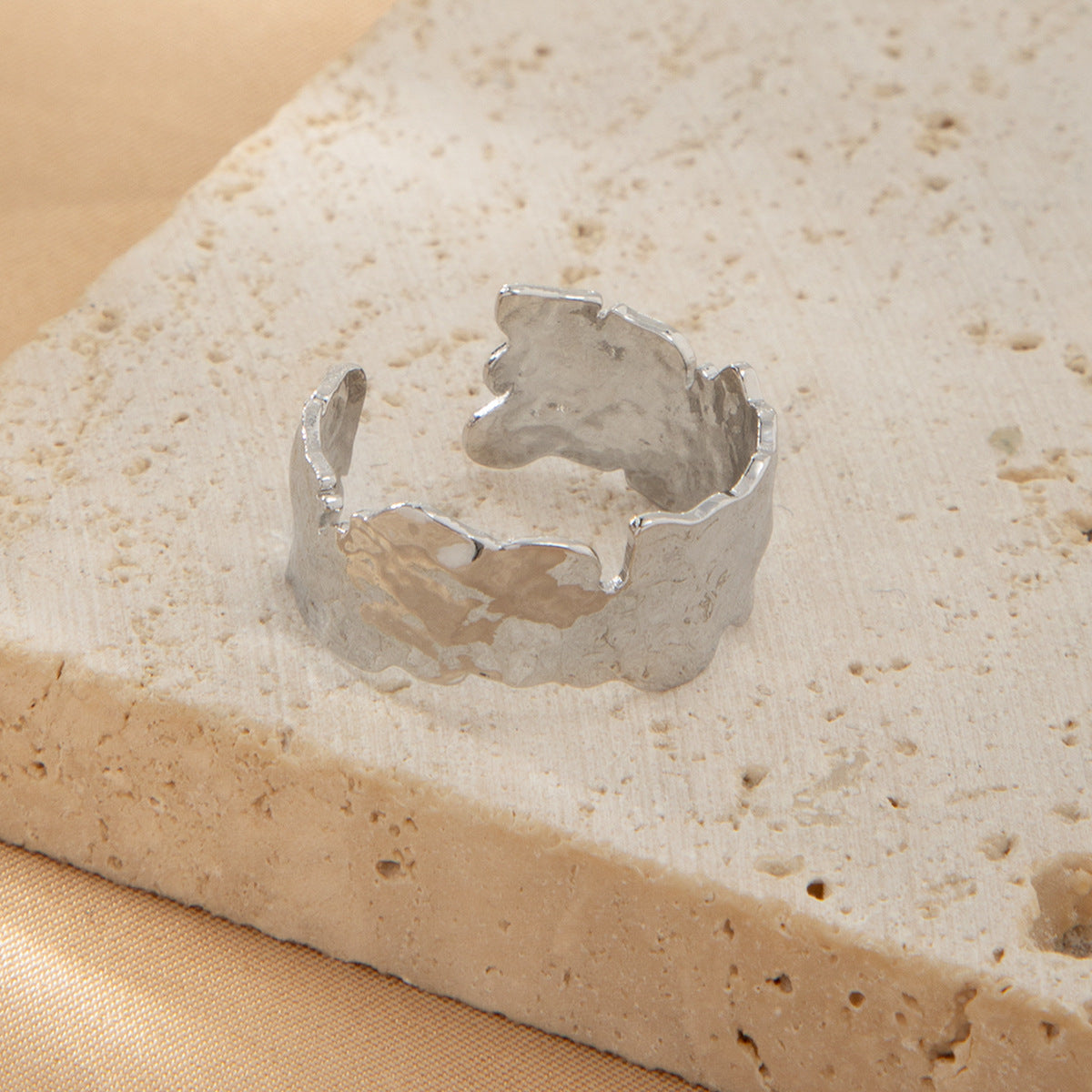 Damen Goldring mit einzigartiger Kantenstruktur Shop Nory
