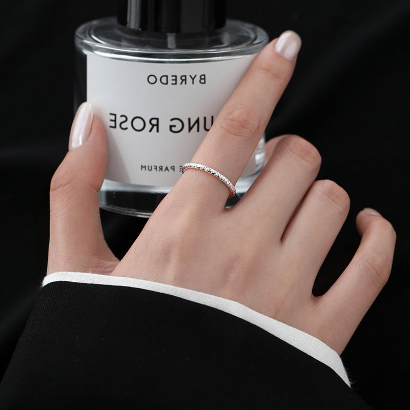 Damen zierlicher Ring mit prismatischer Oberfläche Shop Nory