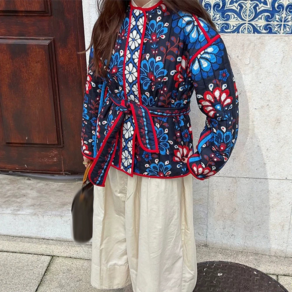 Damen Taillierte gestepptte Jacquard‑Baumwolljacke mit folklorem Blumenmuster & Bindegürtel Shop Nory