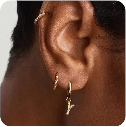 Damen Ohrringe mit funkelndem Initial-Anhänger und stilvollem Design Shop Nory