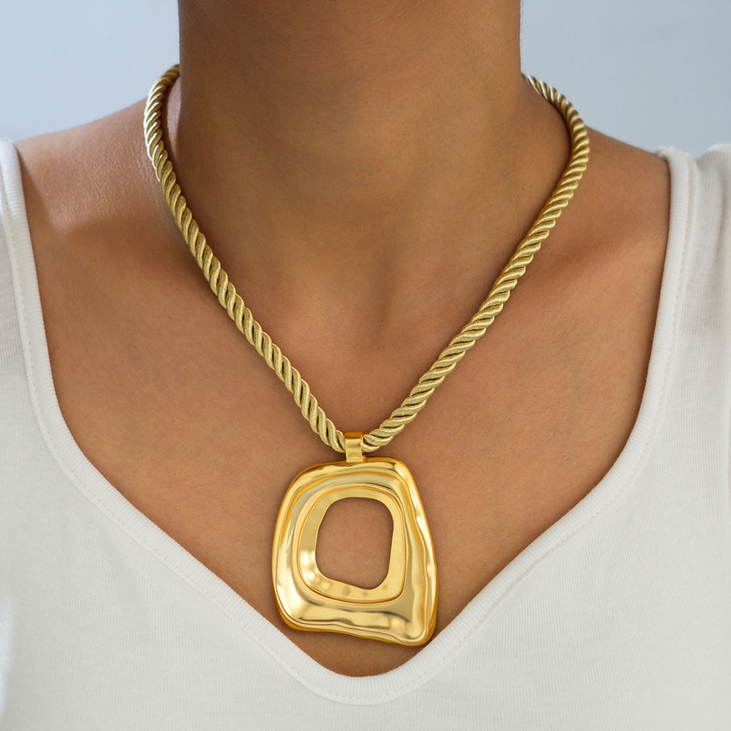 Damen Halskette mit auffälligem asymmetrischen Anhänger und luxuriösem Kettenstrang Shop Nory