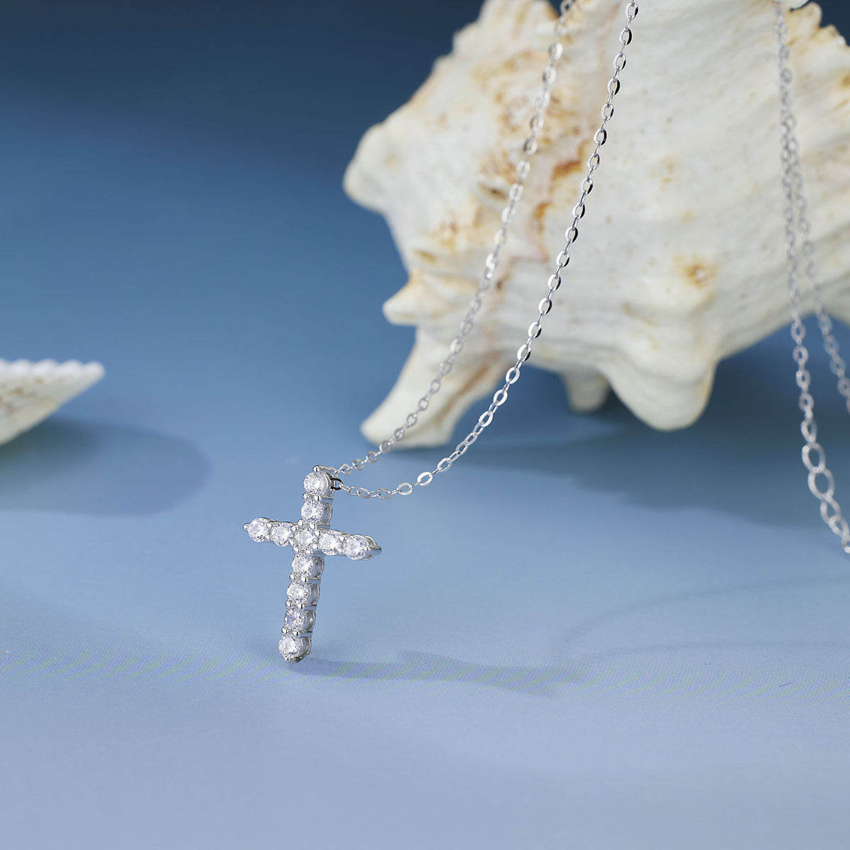 Damen Halskette mit funkelndem Kreuzanhänger und feinem Gliederketten-Design Shop Nory