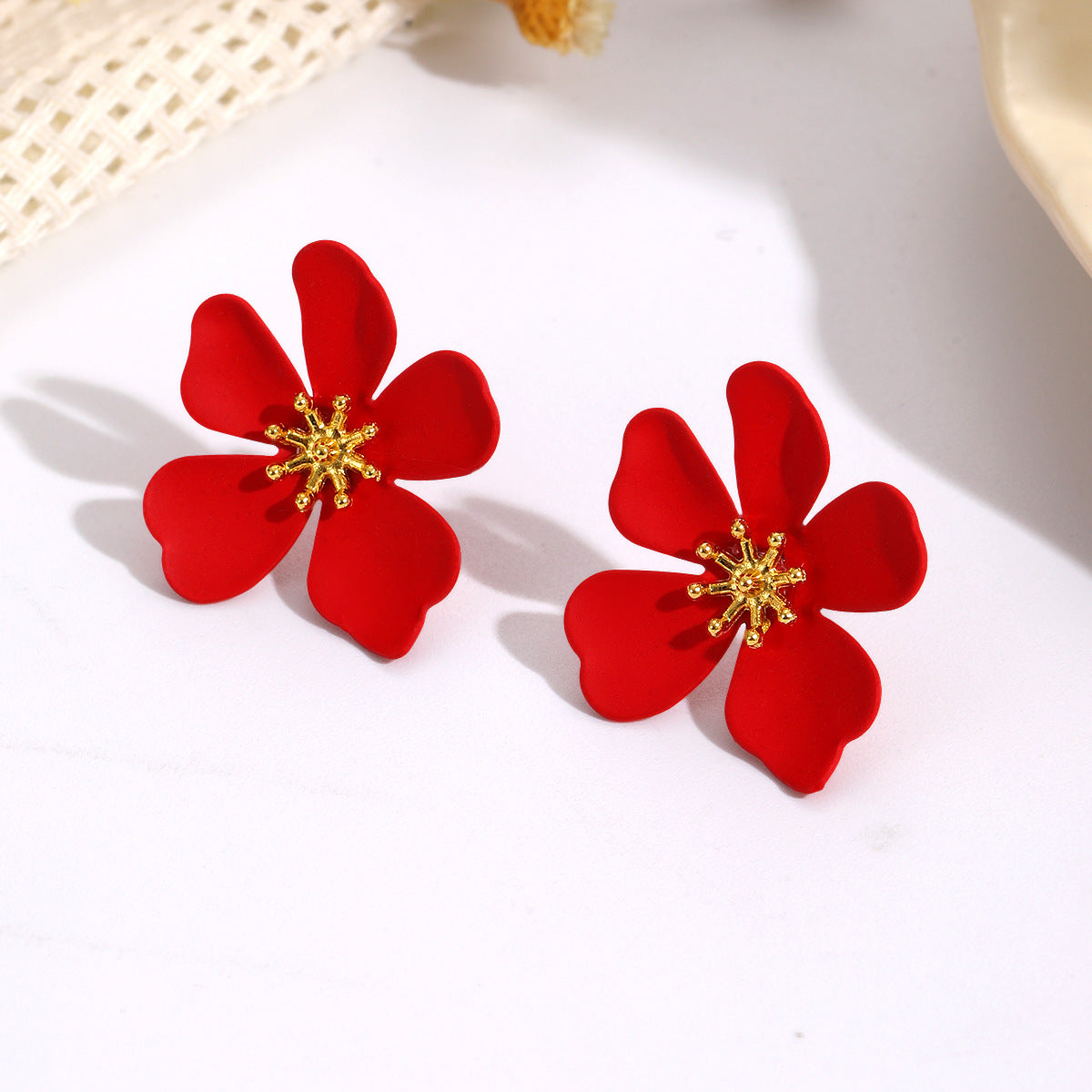 Damen Ohrringe im floralen Design mit glanzvollem goldenen Akzent Shop Nory