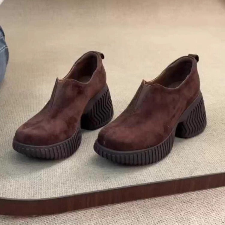 Damen Plateau-Slip-On mit skulpturaler Lug-Sohle und gepolstertem Komfortfußbett Shop Nory