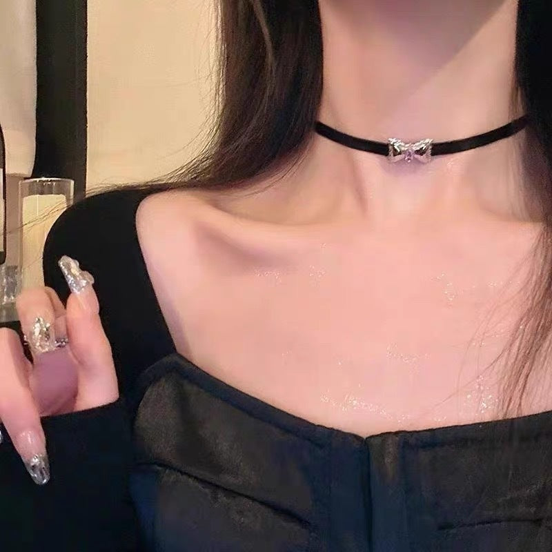 Damen Halsband mit funkelndem Schmetterlingsanhänger und zarter Verarbeitung Shop Nory