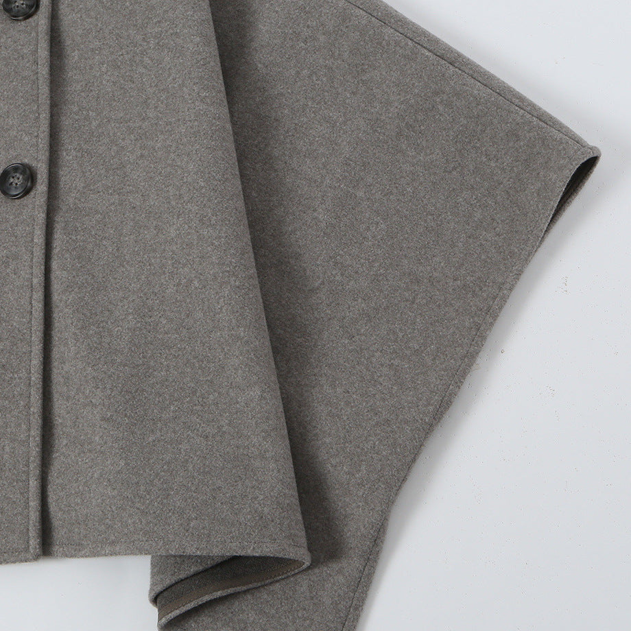 Damen Wolloptik-Cape mit doppelreihiger Knopfleiste, hohem Stehkragen und kastiger Silhouette Shop Nory