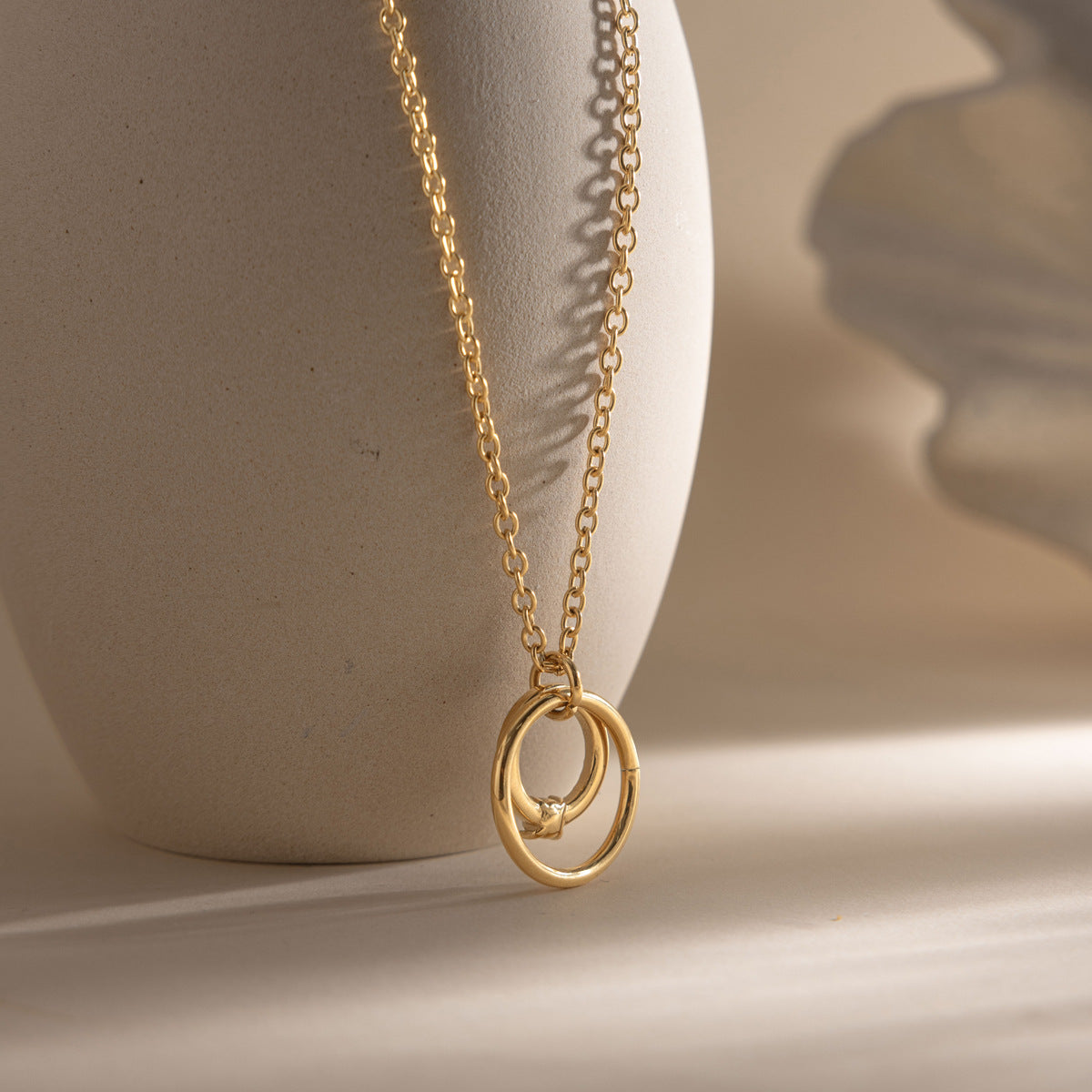 Damen Halskette mit doppeltem Ring-Anhänger und funkelnden Zirkonia-Shop Nory