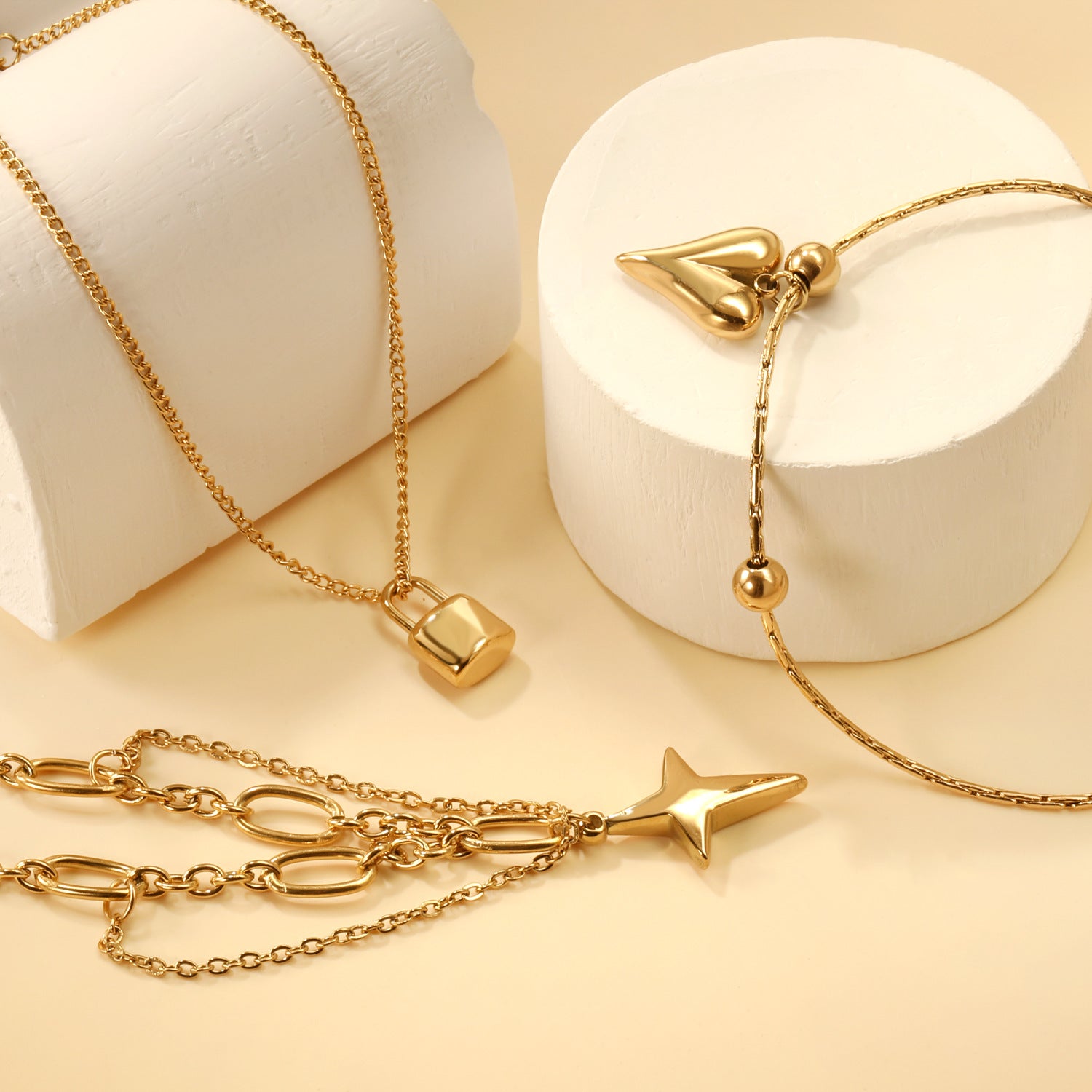 Damen Armband mit herzförmigem Anhänger und verstellbarem Verschluss Shop Nory