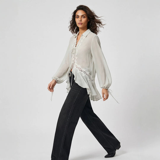 Damen Transparente Chiffonbluse mit Spitzenbesatz, Bindeband & asymmetrischem Volant-Saum Shop Nory