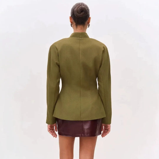 Damen Skulptural taillierte Jacke mit Schößchen, Stehkragen und Schmuckbrosche Shop Nory