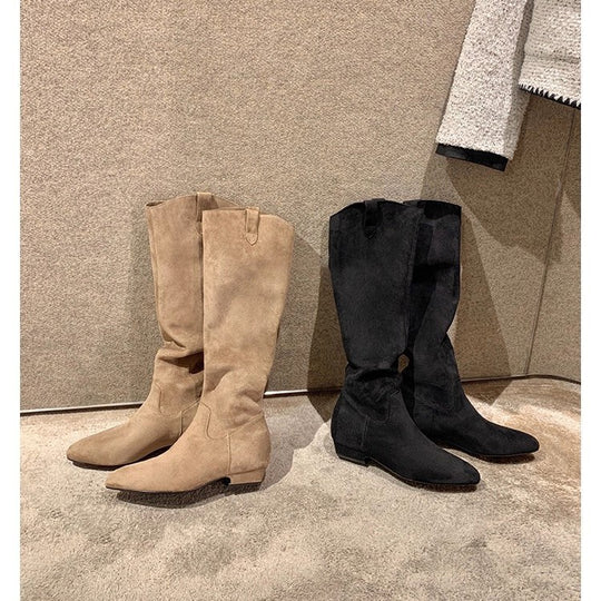 Damen Kniehohe Slouch‑Stiefel aus weichem Veloursleder mit spitzer Zehenpartie und niedrigem Absatz Shop Nory