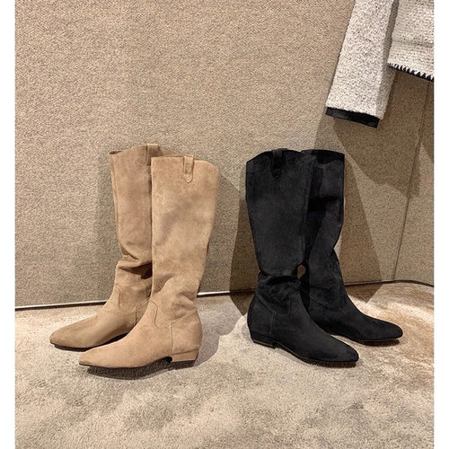 Damen Kniehohe Slouch‑Stiefel aus weichem Veloursleder mit spitzer Zehenpartie und niedrigem Absatz Shop Nory