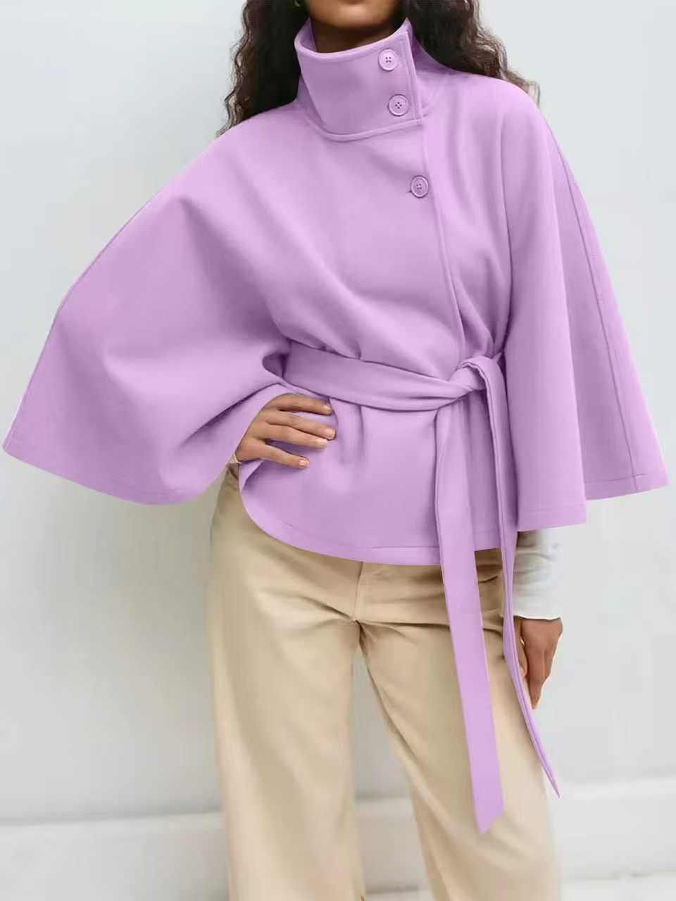 Damen Weit geschnittener Cape-Mantel mit hohem Stehkragen, Knopfleiste und Bindegürtel Shop Nory