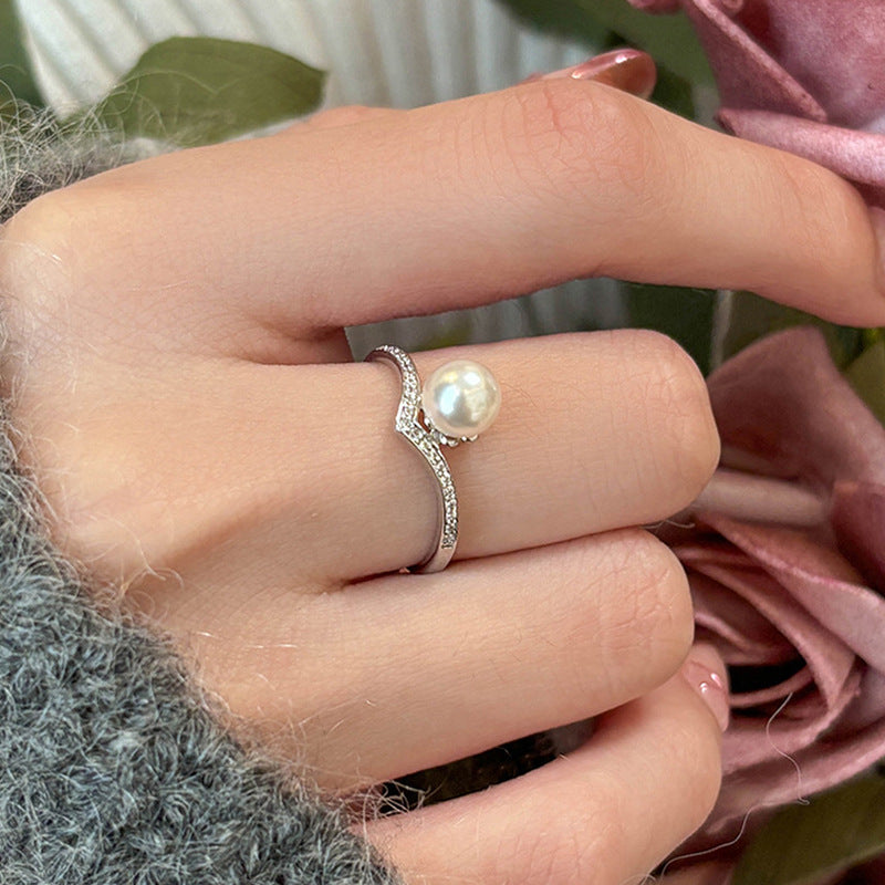 Damen eleganter Ring mit schimmerndem Perlenbesatz und funkelnden Zirkonia Shop Nory