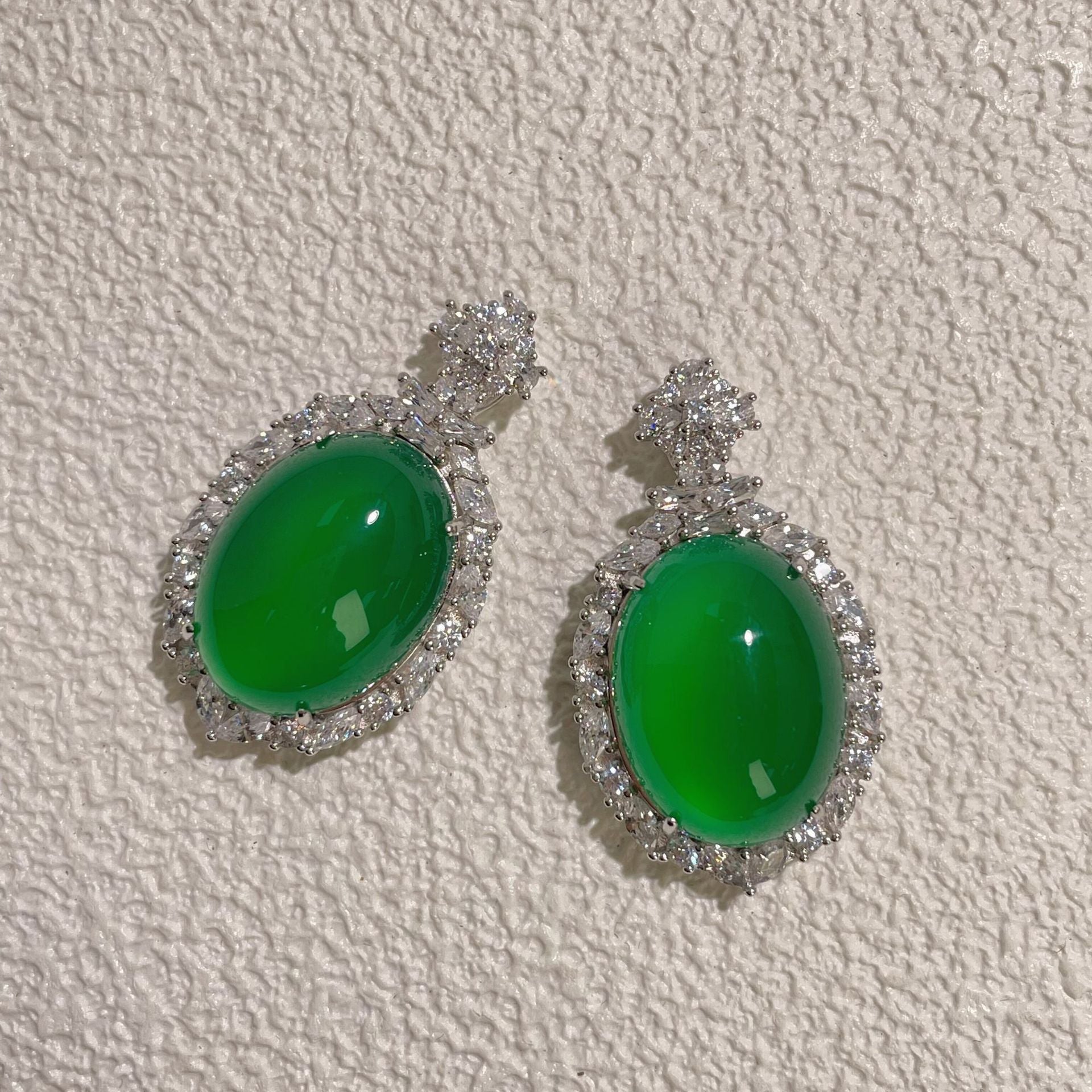Damen Anhänger aus grünem Jade mit funkelnden Zirkonia Shop Nory
