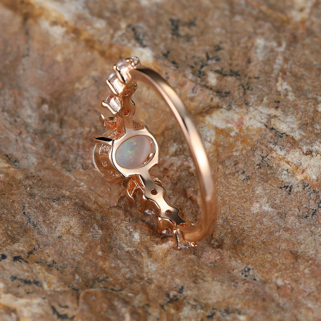 Damen Ring mit schimmerndem Opal und funkelnden Zirkonia-Steinen Shop Nory