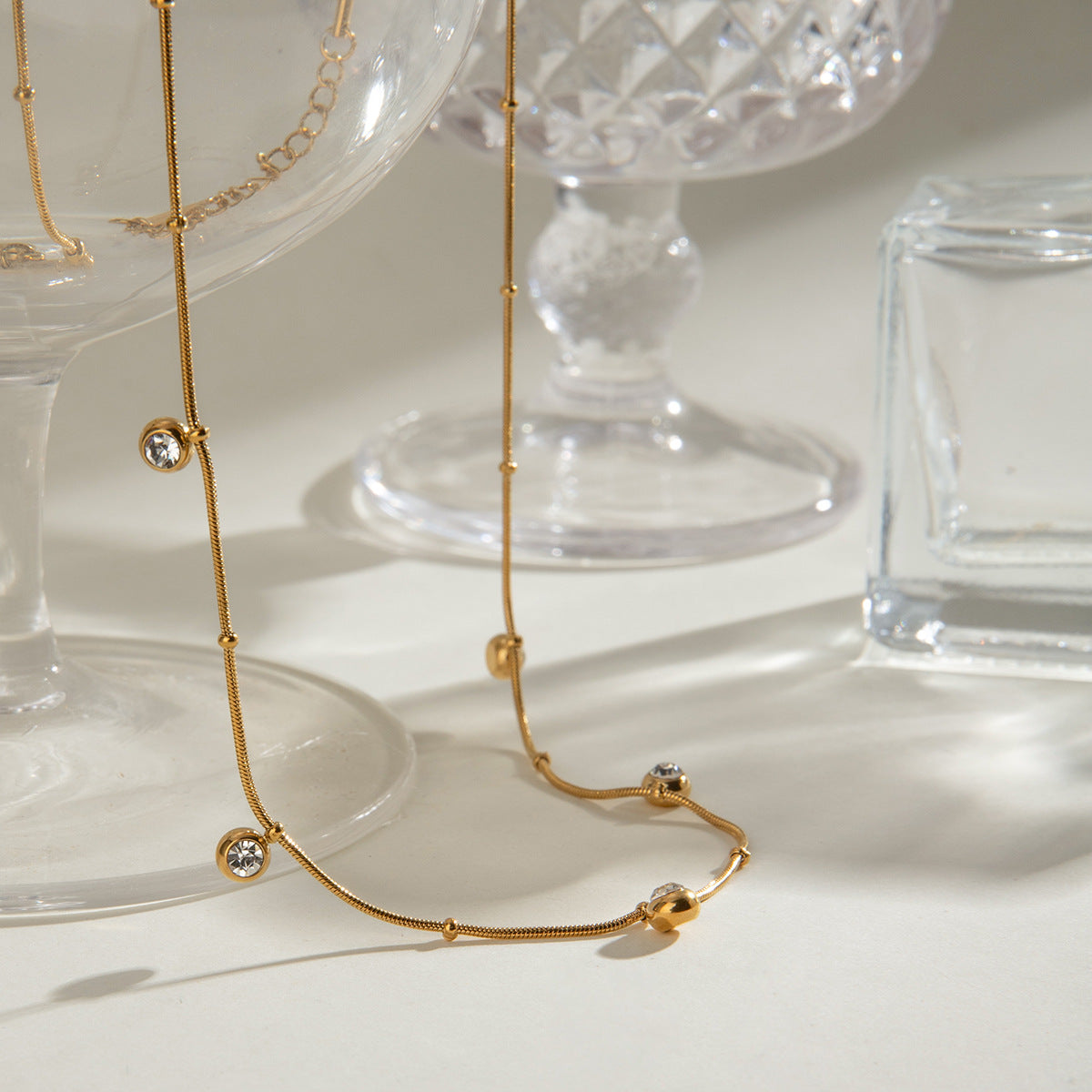 Damen Halskette mit funkelnden Zirkonia und eleganten Anhängern Shop Nory