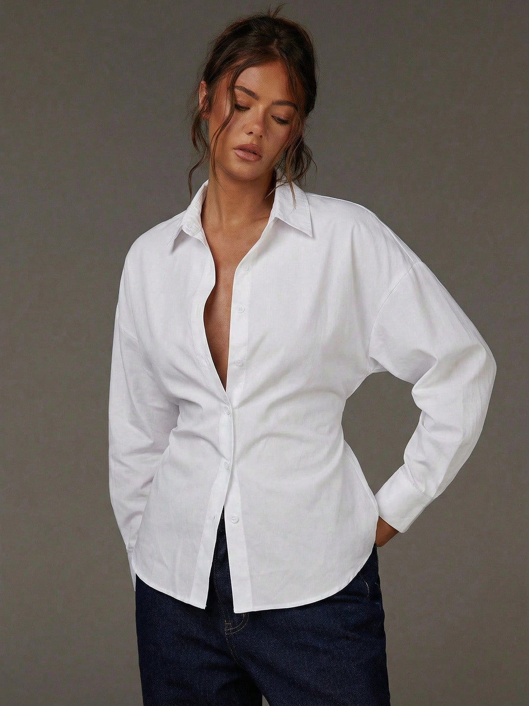 Damen Oversize Hemdbluse mit Nadelstreifen, überschnittener Schulter und taillierter Raffnaht Shop Nory