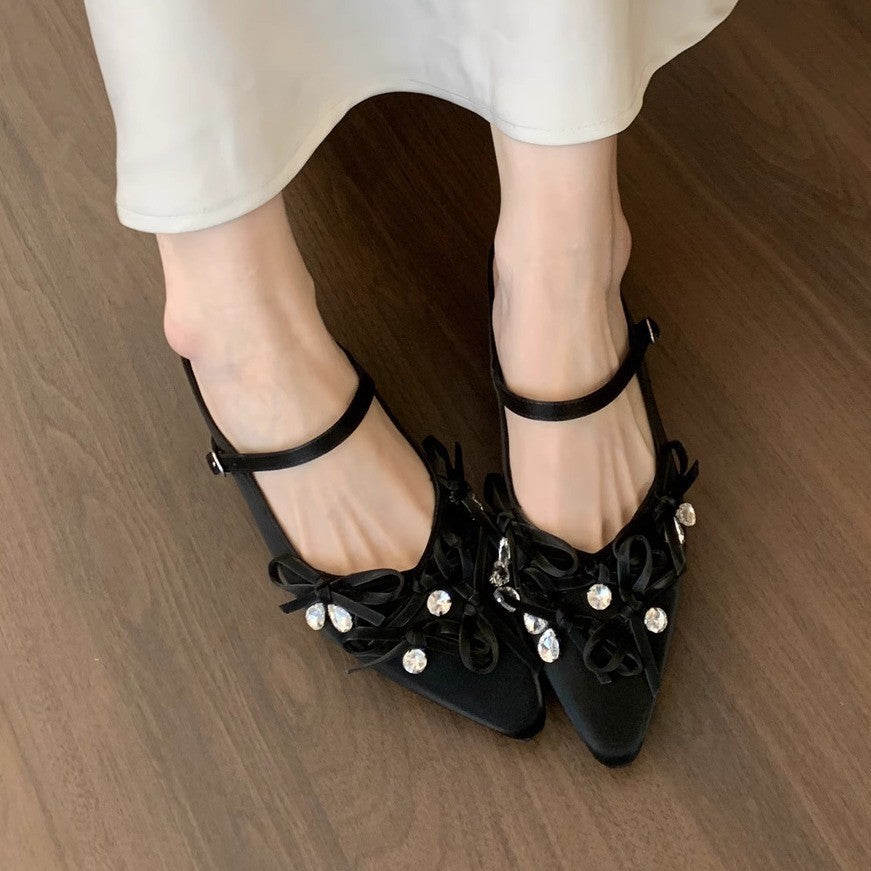 Damen Spitz zulaufende Mary-Jane Ballerina mit dekorativen Knotendetails und flacher Laufsohle Shop Nory