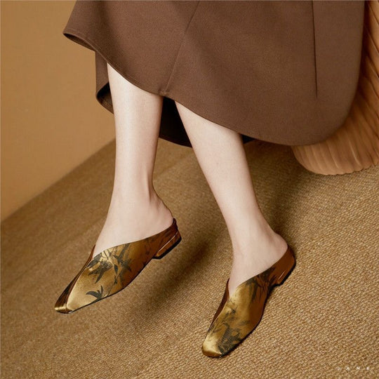 Damen fersenfreie spitz zulaufende Jacquard-Mules mit floralem Metallic‑Muster und flachem Absatz Shop Nory