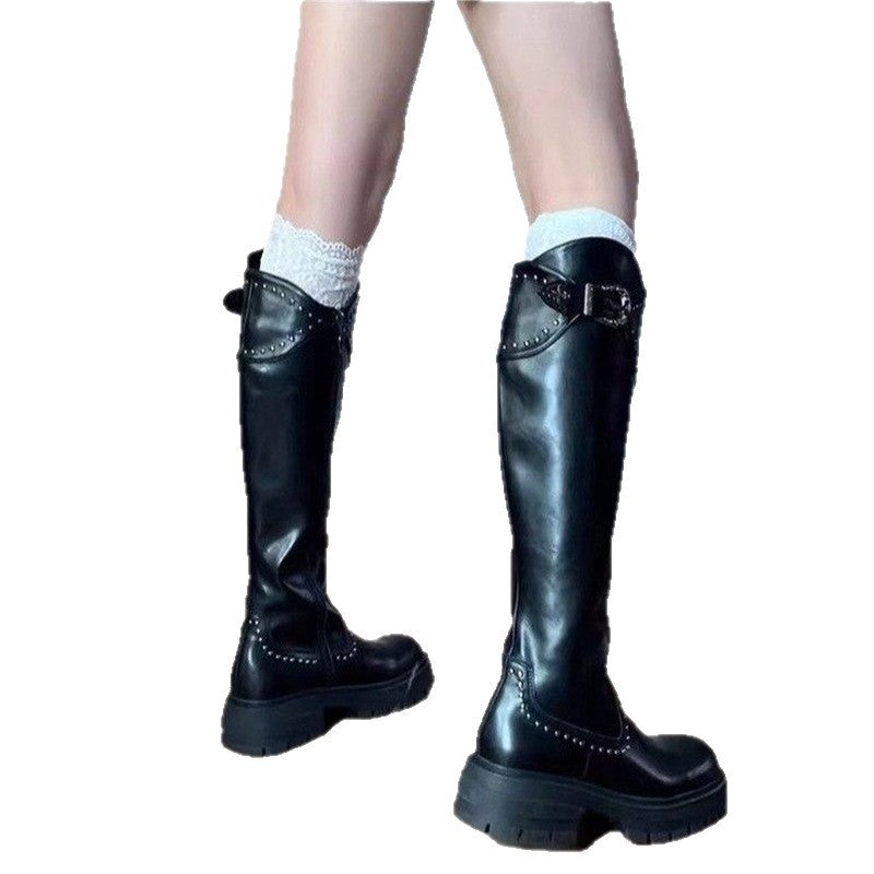 Damen kniehohe klobige Plateau-Bikerstiefel mit Nieten und Schnallenriemen Shop Nory